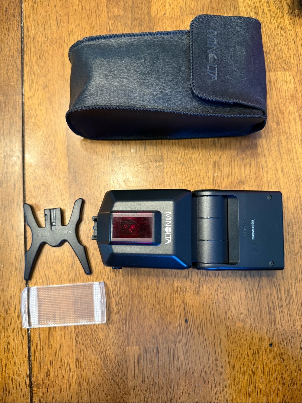 Minolta Black Shoe-Mount Flash with Case and Diffuser